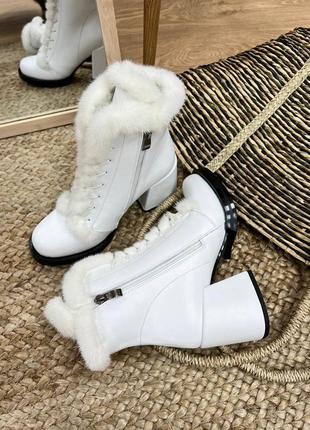 Жіночі зимові черевики з натуральної шкіри білого кольору декоруванні натуральної великою на каблуці 6см2 фото