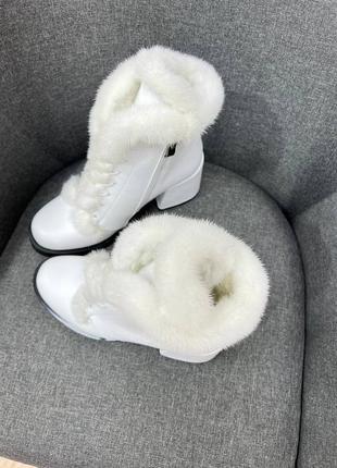 Жіночі зимові черевики з натуральної шкіри білого кольору декоруванні натуральної великою на каблуці 6см6 фото