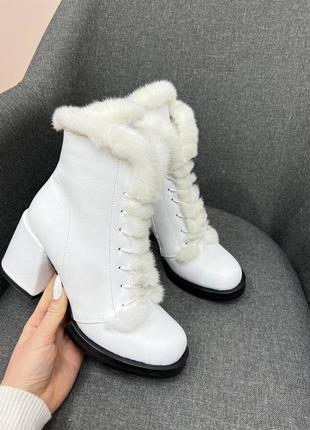 Жіночі зимові черевики з натуральної шкіри білого кольору декоруванні натуральної великою на каблуці 6см9 фото