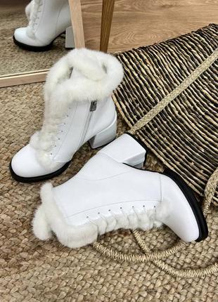 Жіночі зимові черевики з натуральної шкіри білого кольору декоруванні натуральної великою на каблуці 6см8 фото