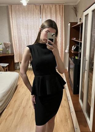 Черное платье с баской