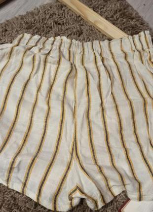Трендові білі короткі шорти в смужку з дерев'яними ґудзиками6 фото
