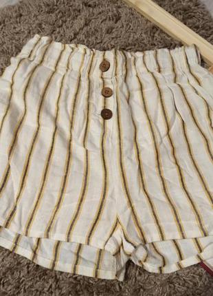Трендові білі короткі шорти в смужку з дерев'яними ґудзиками2 фото