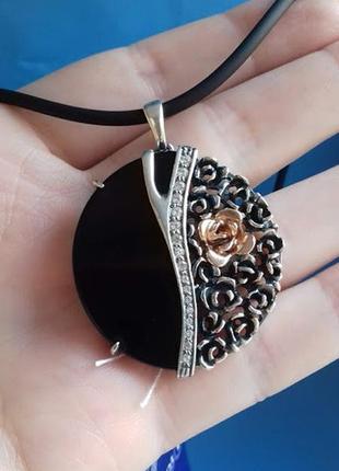 Круглий срібний кулон із оніксом розетта
