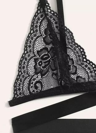 Сексуальное кружевное нижнее белье с лентой: трусики и бюст в чёрном цвете2 фото