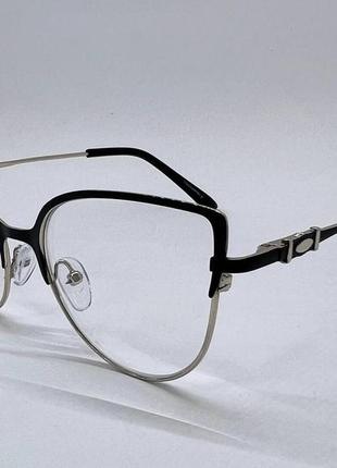 Жіночі коригуючі окуляри в тонкій металевій оправі з виразним верхом1 фото