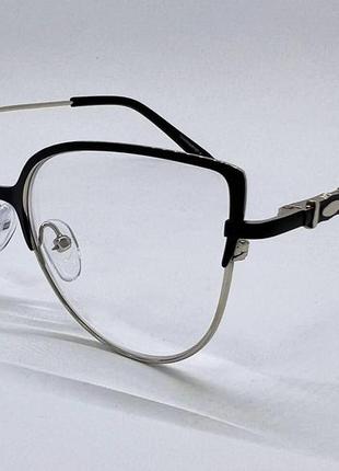 Жіночі коригуючі окуляри в тонкій металевій оправі з виразним верхом4 фото