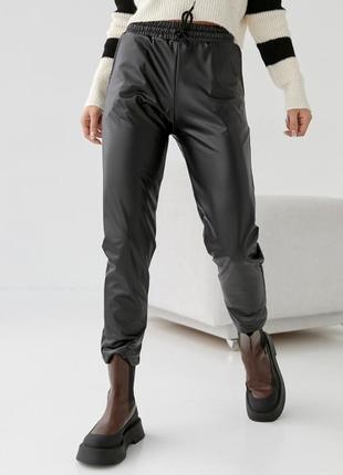 Утепленные кожаные брюки на резинке с карманами8 фото
