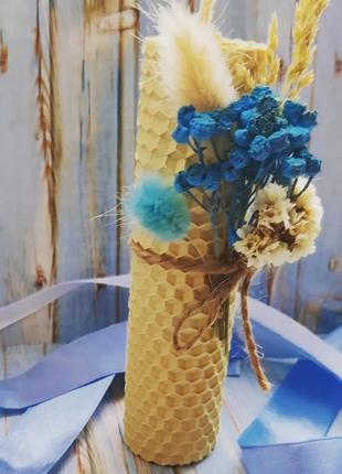 Свеча из вощины с сухоцветами в зимних оттенках