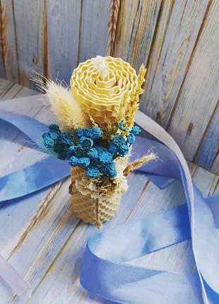 Свеча из вощины с сухоцветами в зимних оттенках