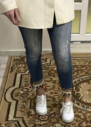 Завужені джинси у стилі бохо