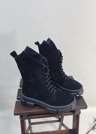 Чёрные замшевые ботинки на низком ходу цвет и сезон по выбору