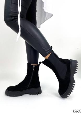 Натуральні замшеві зимові чорні черевики челсі на резинках5 фото
