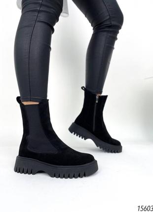 Натуральні замшеві зимові чорні черевики челсі на резинках2 фото