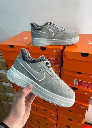 Замшеві зимові кросівки на хутрі nike air force low grey хутро. колір сірий з білим