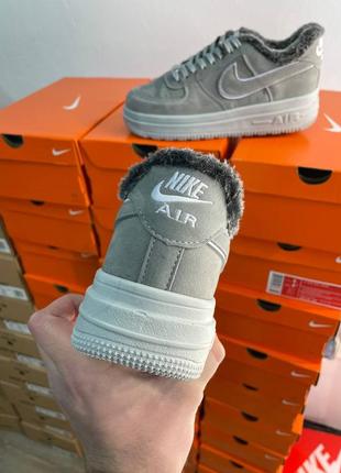 Замшеві зимові кросівки на хутрі nike air force low grey хутро. колір сірий з білим6 фото