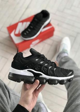 Чоловічі кросівки nike vapormax plus. колір чорний з білим