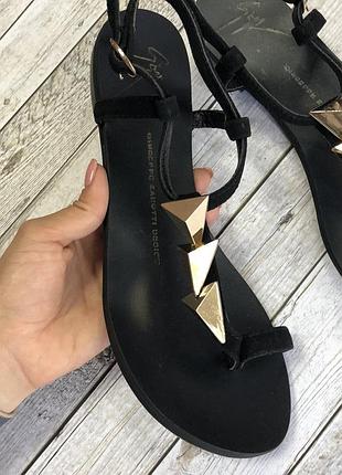 Чорні босоніжки з натурального замша з ромбиками на низькому ходу