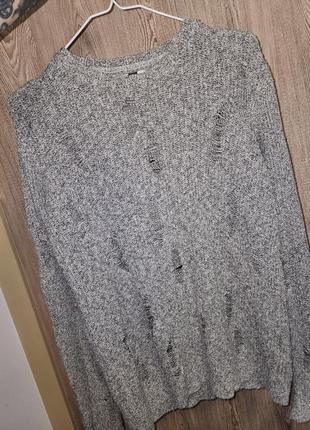 Свитер рваный с дырками