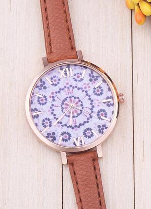 Часы на коричневом ремешке с фарфоровым узором на циферблате