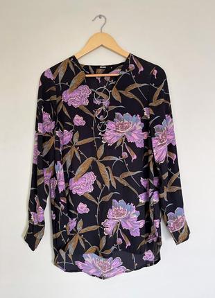 Стильна блуза bik bok блузка с кольцами в цветочный принт р.s-m