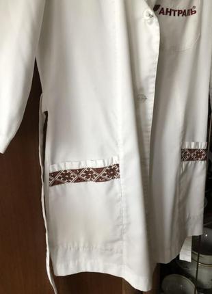 Медичний халат, білий халат з вишивкою3 фото