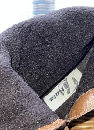 Зимові замшеві чоботи bata високі оригінальні коричневі на танкетці4 фото