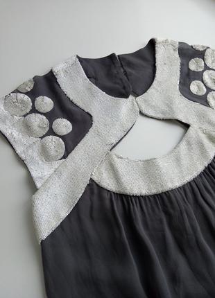 Красивое нарядное платье мини из натуральной ткани декорировано пайетками