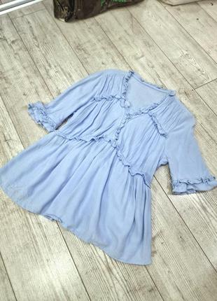 Блуза нежно-голубого цвета с рюшами10 фото