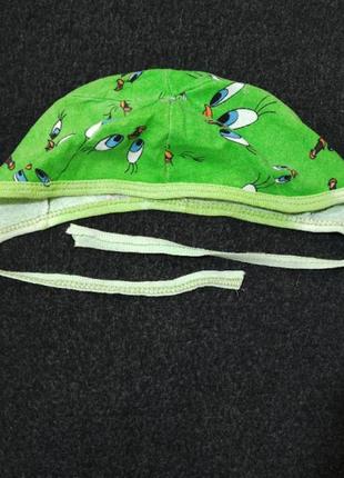 Яркая зелененькая шапочка на завязочках1 фото