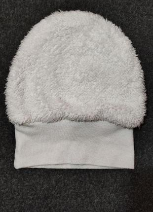 Белая, теплая, двухсторонняя шапочка1 фото