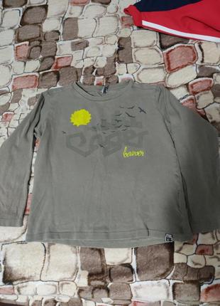 Футболка з довгим рукавом.