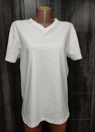 Базова біла футболка