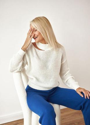 Зимний белый женский свитер с разрезом большого размера 50-524 фото