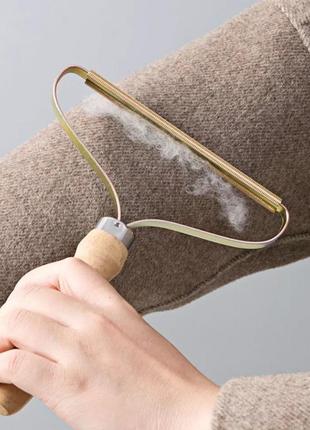 Щетка-скребок для удаления шерсти и катышек с ткани