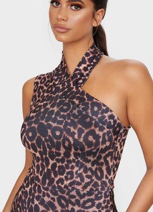 Оригинальное миди платье в леопардовый принт prettylittlething