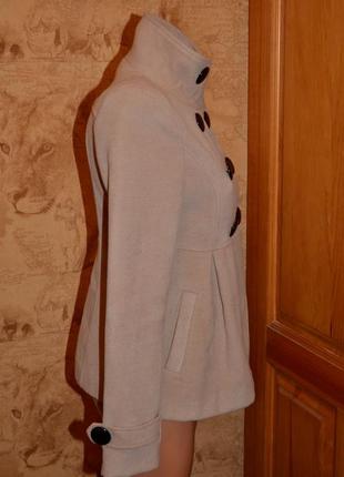 Женское бежевое укороченное пальто4 фото