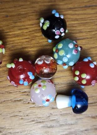 Стеклянные бусины крупные