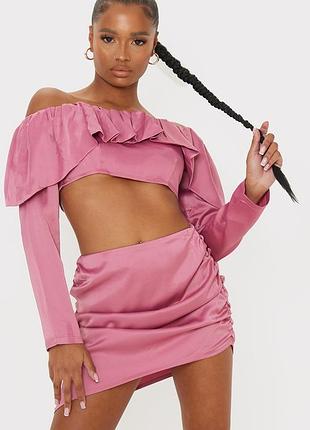 Топ рожевий малиновий з рюшами, спущені плечі. розмір l