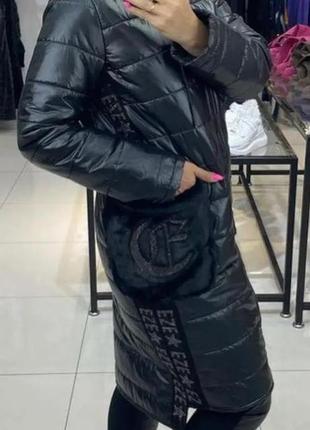 Зимова жіноча довга куртка бренд  "eze" зі стразами, з капюшоном чорна3 фото