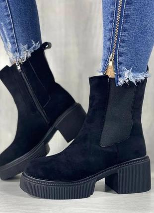 Зимові жіночі замшеві чобітки челсі з хутром натуральна замша на каблуці високій підошві зимні чорні ботинки черевики сапожки зима