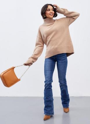 Оверсайз жіночий бежевий светр зі спущеною лінією плечового шва