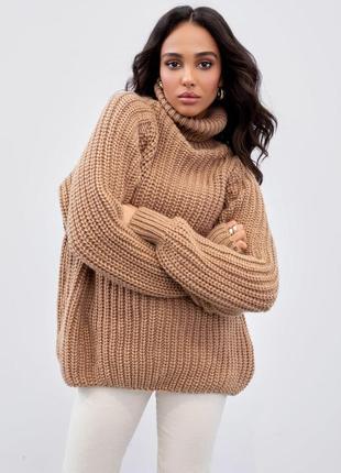 Оверсайз жіночий бежевий светр об'ємної в'язки