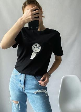 Класична чорна футболказ з смішним малюнком і написом