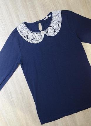 Трикотажна кофтинка з мереживом та брошкою на довгий рукав