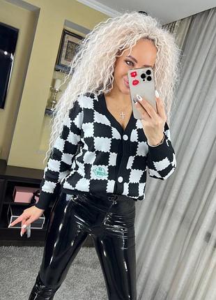 Жіноча кофта у клітинку