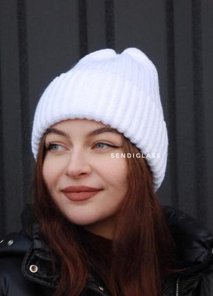 Біла в‘язана тепла базова однотонна жіноча шапка з підворотом, шапочка зимова з відворотом
