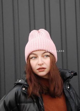 Базова однотонна жіноча в’язана шапка з відворотом, тепла рожева пудрова шапочка з підворотом