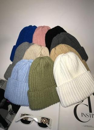 Базова однотонна жіноча в‘язана тепла шапка з підворотом, шапочка з відворотом