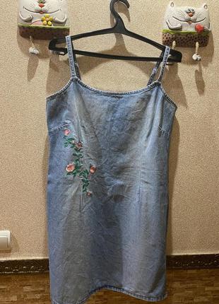 Джинсовий сарафан з вишивкою